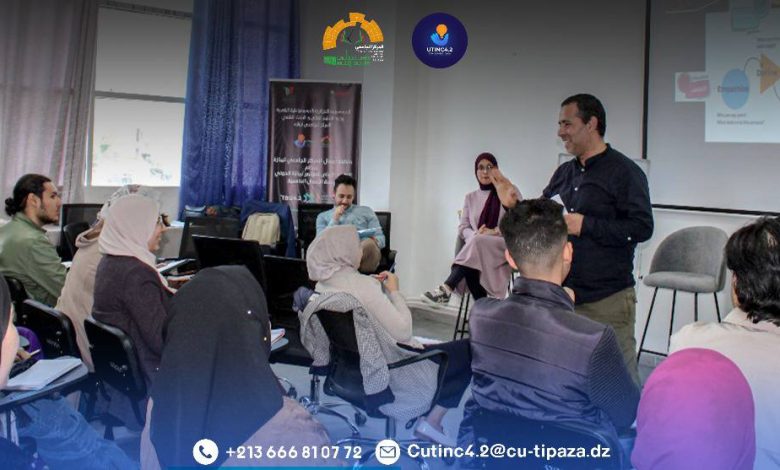 Peut être une image de 10 personnes, personnes qui étudient et texte